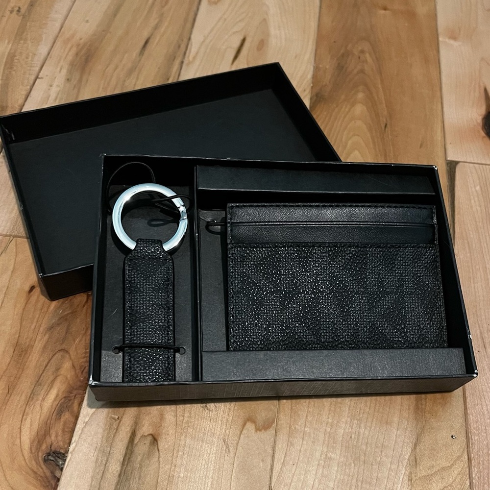 Black Michael Kors Men’s wallet with matching keychain Brand New in box